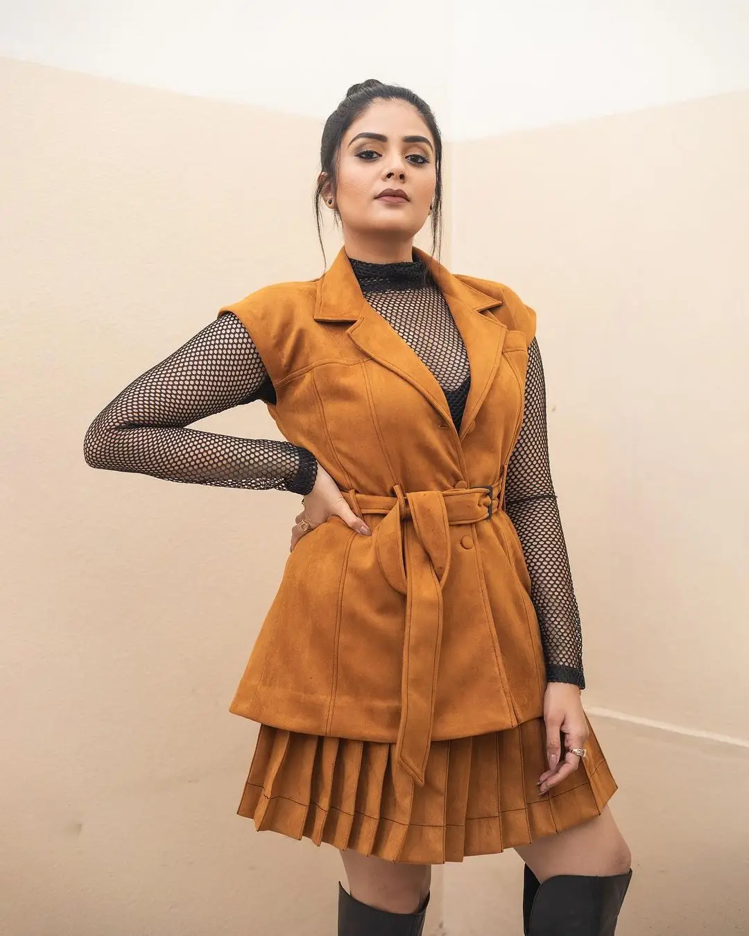 TELUGU TV ACTRESS SREEMUKHI STILLS IN YELLOW LEHENGA BLACK CHOLI 7